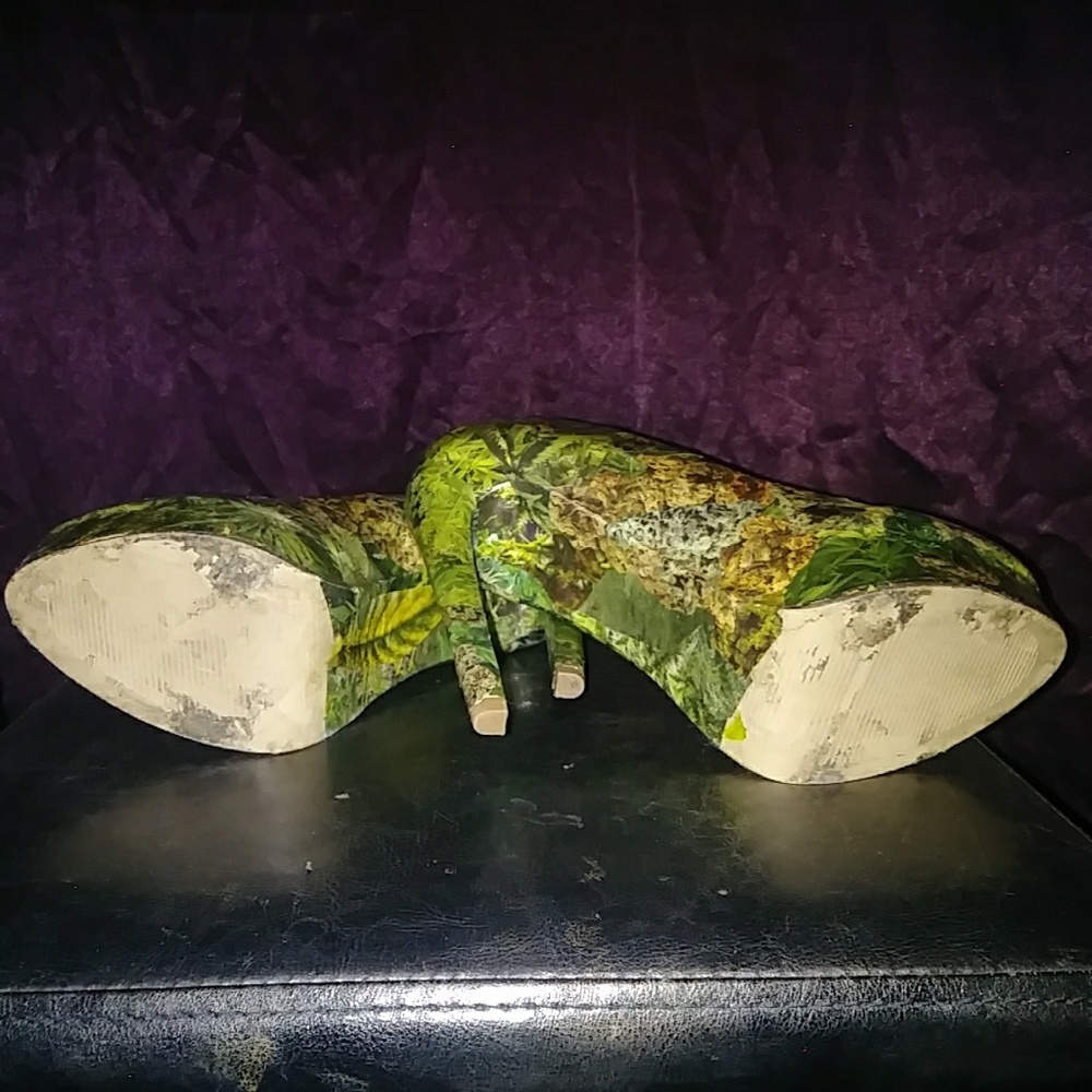 Size 7 420 Heels - Picture 7 of 8